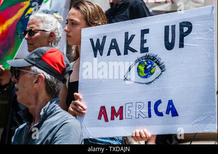 New York, Vereinigte Staaten. 24. Juni, 2019. Klima Aktivist Amerika drängen, aufzuwachen und die Klimakrise zu bekämpfen. Juni 24, 2019, Klima Aktivisten und NYC Ratsmitglieder eine Kundgebung abhielten auf die Schritte der Stadt Hall, New York, 0864-2019 zur Unterstützung der Entschließung, die, wenn sie bestanden, ein Klima der Not- und fordern eine sofortige Mobilisierung ein sicheres Klima Wiederherstellen erklären würde. New York City würden über 657 andere Länder, Städte und Gemeinden weltweit, die bereits über ein Klima Notstand ausgerufen. Credit: Gabriele Holtermann-Gorden/Pacific Press/Alamy leben Nachrichten Stockfoto