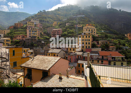 Malerischer Blick auf bunte Dorf in Cinque Terre Riomaggiore, Italien Stockfoto