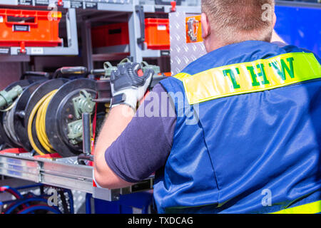 PEINE/Deutschland - VOM 22. JUNI 2019: Die Deutsche Technische Notdienst Zeichen auf eine Weste von einem Mann. THW Technisches Hilfswerk bedeutet technische Not se Stockfoto