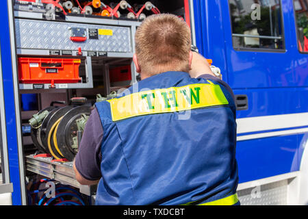 PEINE/Deutschland - VOM 22. JUNI 2019: Die Deutsche Technische Notdienst Zeichen auf eine Weste von einem Mann. THW Technisches Hilfswerk bedeutet technische Not se Stockfoto