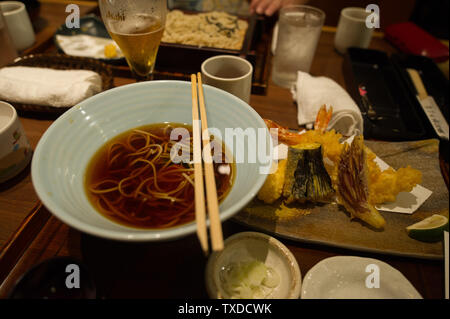 Ein Abendessen in Tokio, Japan. Stockfoto