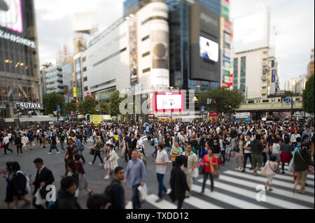 Shibuya Crossing in Tokio, Japan, ist bekannt für seine extrem beschäftigt Jagt, mit zebrastreifen Fußgänger in alle Richtungen gleichzeitig. Stockfoto