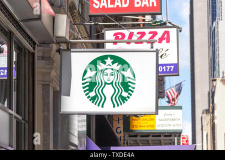 NEW YORK, USA - 16. Mai, 2019: Starbucks Zeichen in einem Starbucks Restaurant in New York. Starbucks Corporation ist ein US-amerikanischer Coffee Company und Stockfoto