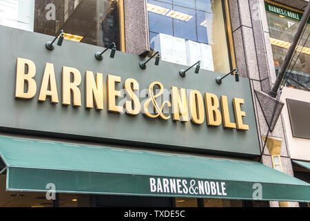 NEW YORK, USA - 17. Mai, 2019: Barnes & Noble Buchhandlung unterzeichnen in New York USA. Buchhändler mit der größten Anzahl von Verkaufsstellen in den Vereinigten Stockfoto