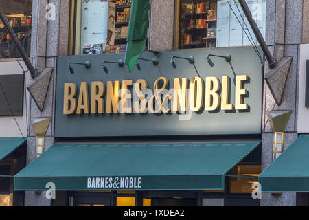 NEW YORK, USA - 17. Mai, 2019: Barnes & Noble Buchhandlung unterzeichnen in New York USA. Buchhändler mit der größten Anzahl von Verkaufsstellen in den Vereinigten Stockfoto