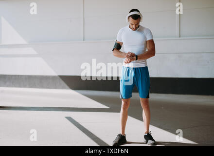 Junge Mann Laufen draußen in den Morgen lieferbar Stockfoto