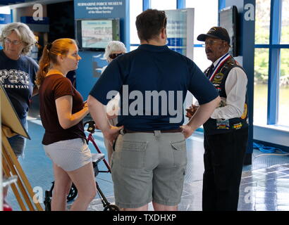 U-Boot Museum, Groton CT USA, Juni 2019. Stolz Afrikanische Amerikanische Veteran Besucher jung, alt, und Rücksendung der Veteranen. Stockfoto