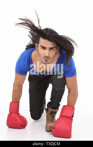 Porträt eines Mannes mit Boxhandschuhe Stockfoto