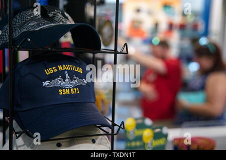 U-Boot Museum, Groton CT USA, Juni 2019. Das museum Geschenke Shop hat viele Souvenirs und Erinnerungsstücke des Zeitalters der große Verteidigung Leistungen. Stockfoto