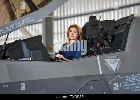 Verteidigungsminister Penny Mordaunt sitzt im Cockpit einer F-35 Lightning Jet an RAF Akrotiri in Zypern, wo Sie angekündigt, dass die Flugzeuge auf Operationelle Dienstreisen zum ersten Mal geflogen sind, da sie Bemühungen, islamischen Staat zu beseitigen. Stockfoto