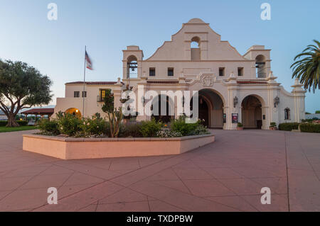 Das San Gabriel Mission Playhouse im historischen Viertel der Stadt San Gabriel. Das Gebäude wurde 1927 fertiggestellt. Stockfoto