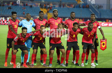 Suez, Ägypten. 24. Juni, 2019. Spieler von Angola Line up vor der 2019 Afrika Cup der Nationen E Übereinstimmung zwischen Tunesien und Angola in Suez, Ägypten, am 24. Juni 2019. Das Match endete mit einem 1-1. Credit: Ahmed Gomaa/Xinhua/Alamy leben Nachrichten Stockfoto