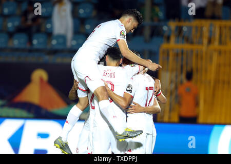 Suez, Ägypten. 24. Juni, 2019. Spieler von Tunesien feiern zählen während der Fußball-Afrikameisterschaft 2019 Gruppe E Übereinstimmung zwischen Tunesien und Angola in Suez, Ägypten, am 24. Juni 2019. Das Match endete mit einem 1-1. Credit: Ahmed Gomaa/Xinhua/Alamy leben Nachrichten Stockfoto