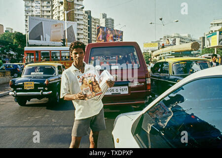 Junge verkauf Bollywood Film Zeitschriften an Verkehrsknoten, Mumbai, Maharashtra, Indien, Asien Stockfoto