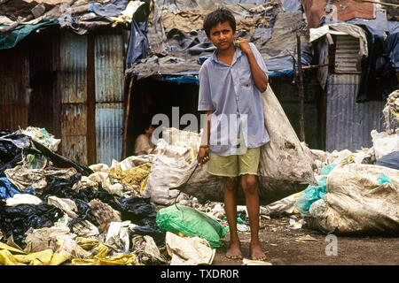 Rag picker Junge mit Garbage collection Tasche über der Schulter, Mumbai, Maharashtra, Indien, Asien Stockfoto