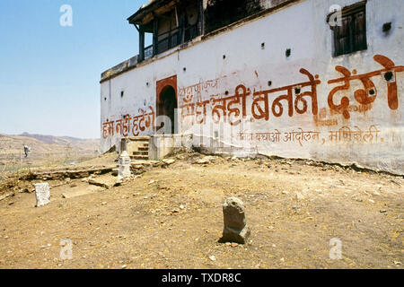 Speichern Narmada protest Slogan an der Wand des Tempels, Gujarat, Indien, Asien lackiert Stockfoto