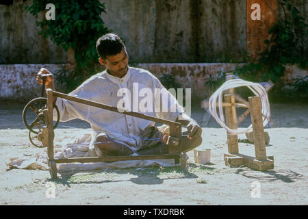 Junge Spinnen Garne aus Baumwolle auf charkha, Gujarat, Indien, Asien Stockfoto