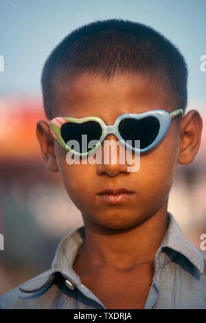 Junge tragen Sonnenbrille Herzform, Mumbai, Maharashtra, Indien, Asien Stockfoto