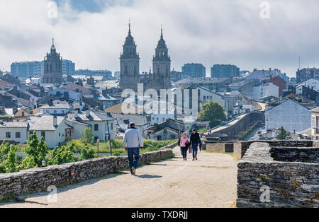 Die römischen Mauern, mit der Kathedrale Santa Maria im Hintergrund, Lugo, Provinz Lugo, Galizien, Spanien. Die römische Stadtmauer von Lugo zum UNESCO Welt Stockfoto