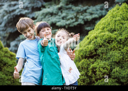 Gruppe der glückliche Kinder im Freien spielen. Kinder, die Spaß im Sommer Park. Stockfoto