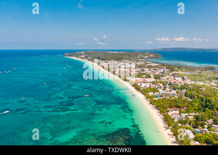 Die Küste der Insel Boracay. Weißer Strand und dem klaren Meer. Marine mit einer schönen Küste bei sonnigem Wetter. Wohngebiete und Hotels auf der Insel Boracay, Philippinen, Ansicht von oben. Stockfoto