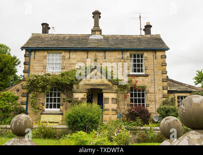 Große und schöne Haus, wenn das Dorf Edensor in Chatsworth, Derbyshire UK Stockfoto