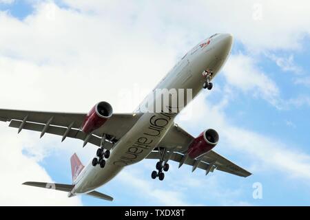 Virgin Atlantic Airlines Flugzeug Landung am Flughafen Heathrow, London, Großbritannien Stockfoto