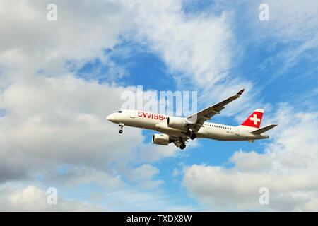 Swiss Airlines Schweiz Flugzeug Landung am Flughafen Heathrow, London, Großbritannien Stockfoto