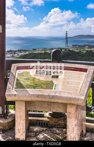 Informationen Zeichen auf der Agaiteida Brücke Was bedeutet Osten Sonne auf dem Hanta Road in der Nähe des North Nakagusuku Schloss in Okinawa Insel Stockfoto