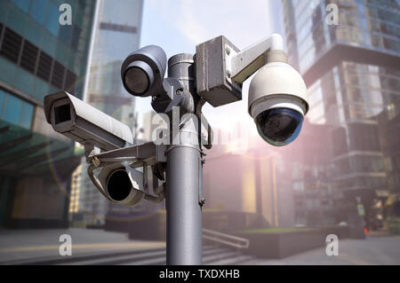 Kamera Multi-angle CCTV-System auf dem Hintergrund der städtischen Umwelt geschlossen. Stockfoto