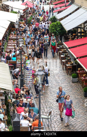 Dresdner Menschen zu Fuß und Shopping, Touristen in der Dresdner Münzgasse, viele Bars Restaurants und Cafés in der Altstadt Dresden Deutschland Europa Stockfoto