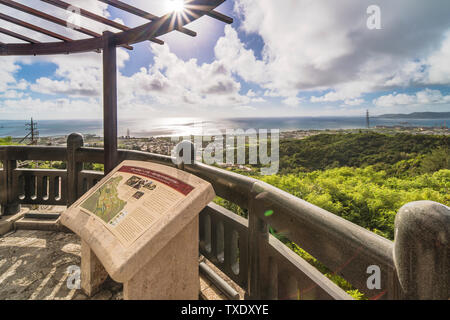 Informationen Zeichen auf der Agaiteida Brücke Was bedeutet Osten Sonne auf dem Hanta Road in der Nähe des North Nakagusuku Schloss in Okinawa Insel Stockfoto