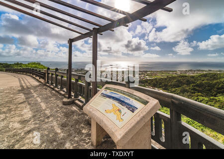 Informationen Zeichen auf der Agaiteida Brücke Was bedeutet Osten Sonne auf dem Hanta Road in der Nähe des North Nakagusuku Schloss in Okinawa Insel Stockfoto