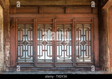 Chinesische klassische Türen und Fenster der alten Häuser, fotografiert an der Cao Familie Mittel in Taigu, Provinz Shanxi (Sanduotang) Stockfoto