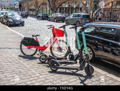 Deutschland, Berlin, Mitte. 24. Juni 2019. Deutschen Parlaments legalisiert Elektroroller. E-Scooter haben vor kurzem vorgenommen, die für die Straße in Deutschland und bilden eine Erscheinung in den Straßen der Stadt. Verwendung ist auf Fahrradwegen und Straßen beschränkt. Die maximale Geschwindigkeit ist 20 kpm und Unter-fourteens sind nicht erlaubt die Roller zu verwenden. Stockfoto