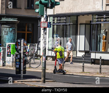 Deutschland, Berlin, Mitte. 24. Juni 2019. Deutschen Parlaments legalisiert Elektroroller. E-Scooter haben vor kurzem vorgenommen, die für die Straße in Deutschland und bilden eine Erscheinung in den Straßen der Stadt. Verwendung ist auf Fahrradwegen und Straßen beschränkt. Die maximale Geschwindigkeit ist 20 kpm und Unter-fourteens sind nicht erlaubt die Roller zu verwenden. Stockfoto