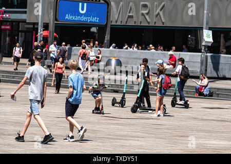 Deutschland, Berlin, Mitte, Alexander Platz. 24. Juni 2019. Deutschen Parlaments legalisiert Elektroroller. E-Scooter haben vor kurzem vorgenommen, die für die Straße in Deutschland und bilden eine Erscheinung in den Straßen der Stadt. Verwendung ist auf Fahrradwegen und Straßen beschränkt. Die maximale Geschwindigkeit ist 20 kpm und Unter-fourteens sind nicht erlaubt die Roller zu verwenden. Stockfoto