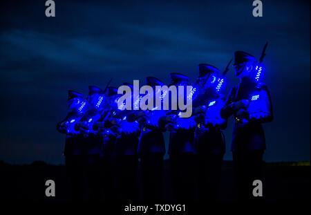 Mitglieder der Queen Color Squadron Anzeige, Teil einer Atemberaubende Lightshow die Hundertjahrfeier der Royal Air Force Benevolent Fund an RAF Odiham zu markieren. Stockfoto