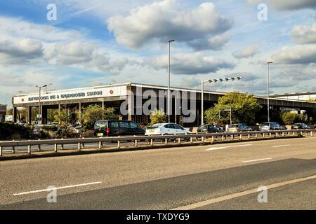 Hatton Cross Bus- und U-Bahnstation, Heathrow Airport, UK, Vereinigtes Königreich Stockfoto