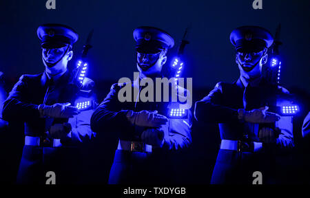 Mitglieder der Queen Color Squadron Anzeige, Teil einer Atemberaubende Lightshow die Hundertjahrfeier der Royal Air Force Benevolent Fund an RAF Odiham zu markieren. Stockfoto