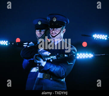 Mitglieder der Queen Color Squadron Anzeige, Teil einer Atemberaubende Lightshow die Hundertjahrfeier der Royal Air Force Benevolent Fund an RAF Odiham zu markieren. Stockfoto