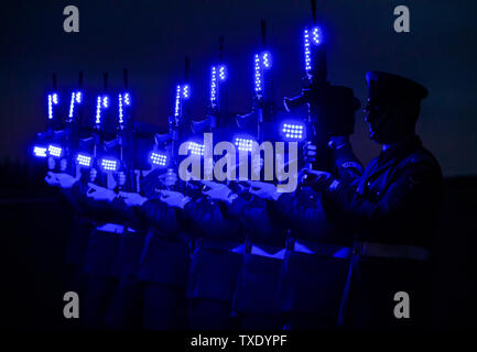 Mitglieder der Queen Color Squadron Anzeige, Teil einer Atemberaubende Lightshow die Hundertjahrfeier der Royal Air Force Benevolent Fund an RAF Odiham zu markieren. Stockfoto