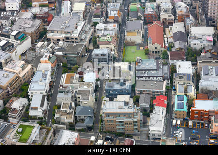 Fragment des dichten Gehäuse Metropole der Wolkenkratzer Windows. Japan. Stockfoto