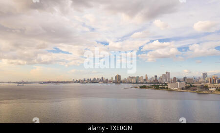 Manila City am Morgen, Ansicht von oben. Panorama von einer großen Hafenstadt. Stadt mit modernen Gebäuden und Wolkenkratzern. Manila, die Hauptstadt der Philippinen. Asiatische Metropole. Stockfoto