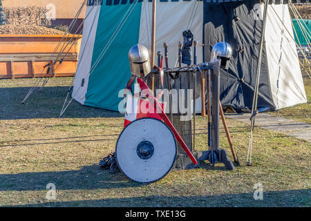 Einige Waffen und sonstige Ausrüstung auf einem mittelalterlichen Markt gesehen Stockfoto