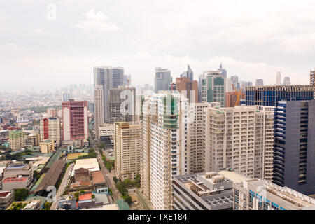 Moderne Stadt. Die Stadt von Manila, die Hauptstadt der Philippinen. Moderne Metropole am Morgen, Ansicht von oben. Modernes Gebäude im Zentrum der Stadt. Stockfoto