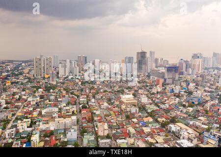 Moderne Stadt. Die Stadt von Manila, die Hauptstadt der Philippinen. Moderne Metropole am Morgen, Ansicht von oben. Modernes Gebäude im Zentrum der Stadt. Stockfoto