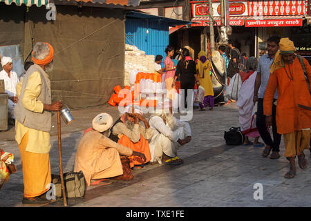 Bunte Straße am frühen Morgen in der Nähe von Har-ki-Pauri Ghat Stockfoto