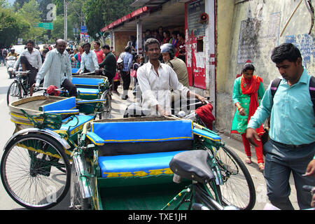 Cycle Rickshaw mit Menschen Schlange stehen für eine Fahrt Stockfoto