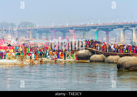 Pilger überqueren des Ganges auf einen temporären Pontoon Bridge, Allahabad Kumbh Mela, der weltweit größte religiöse Versammlung, Uttar Pradesh, Indien Stockfoto